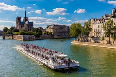 Sightseeing Champagne cruise on the Seine river